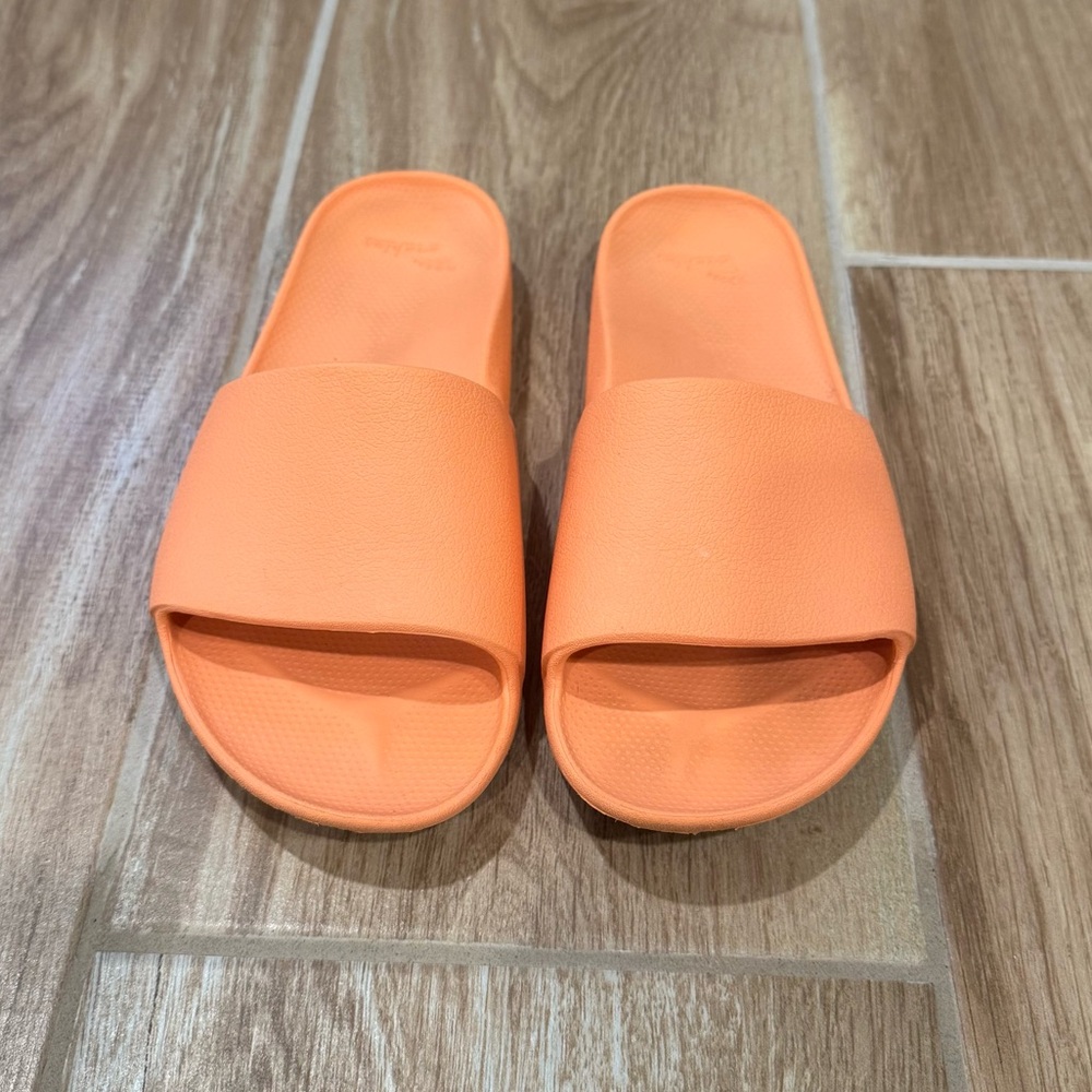 Archie’s Slides in Women’s Size 6